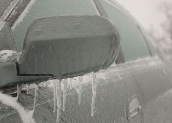 Водіям назвали 5 речей, які не можна залишати в автомобілі взимку | АВТО НОВИНИ та області |