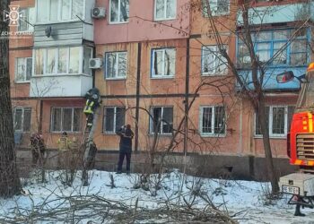 Высел на кондиционере: в Кривом Роге спасали ребенка, который был снаружи балкона – Дніпро