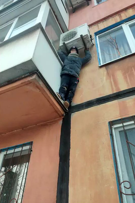Новости Днепра про Высел на кондиционере: в Кривом Роге спасали ребенка, который был снаружи балкона