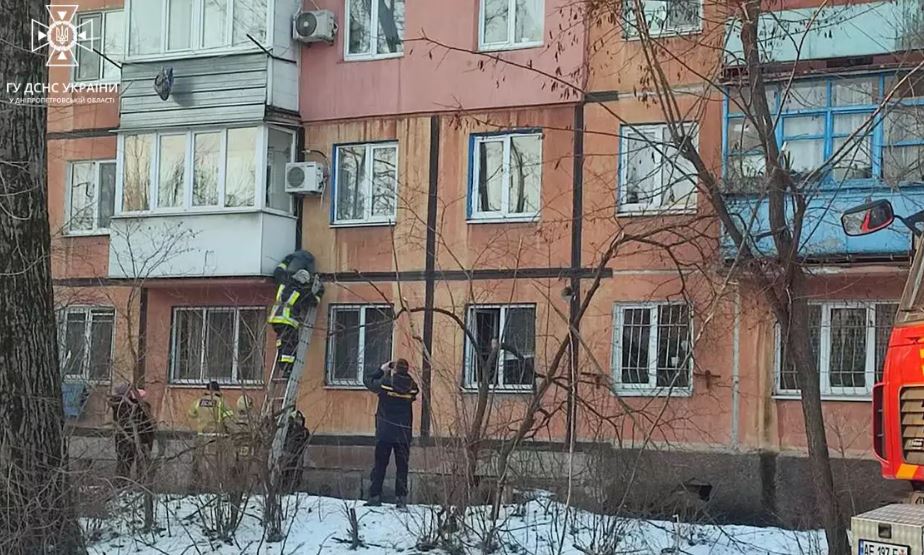 Новости Днепра про Высел на кондиционере: в Кривом Роге спасали ребенка, который был снаружи балкона