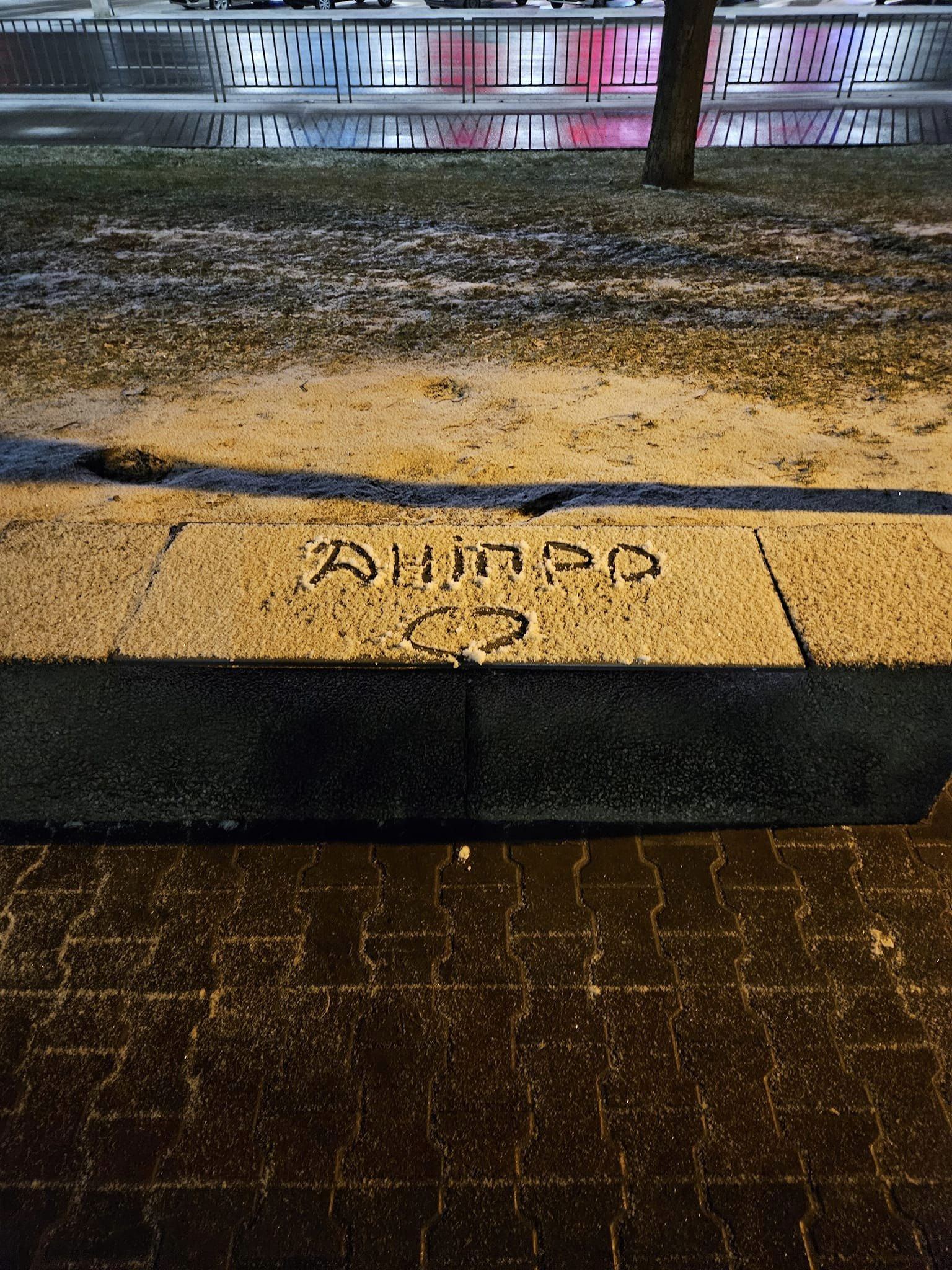 Новости Днепра про Жители Днепра оставляют послания на первом январском снегу (ФОТО)