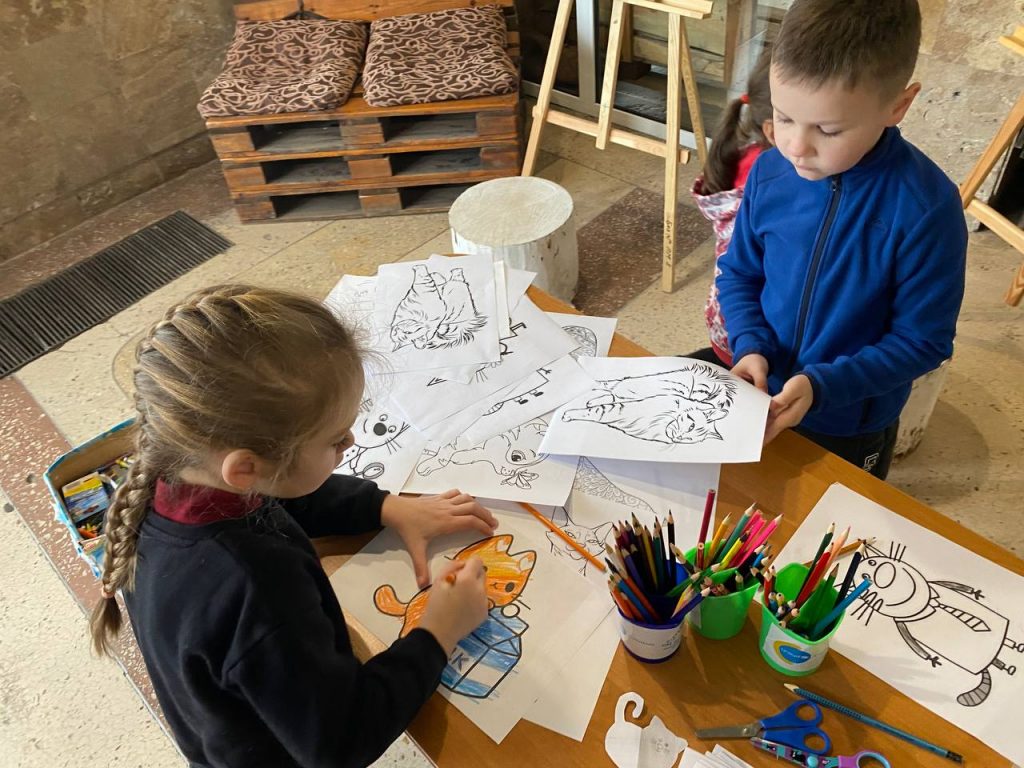 Діти з розмальовками