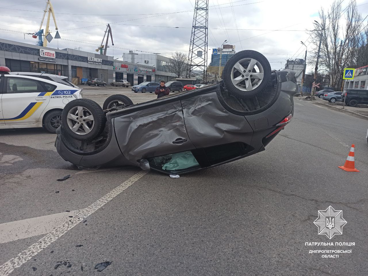 Новости Днепра про Авто перевернулось на крышу: в полиции рассказали подробности ДТП у речпорта в Днепре