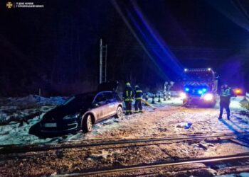 Авто застрягло на колії у с. Острів 2 лютого