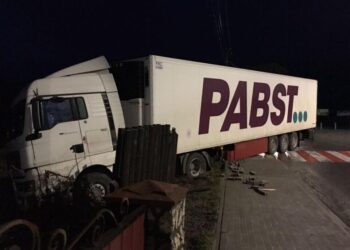 ДТП у Кременці 8 лютого – у людський двір влетіла фура