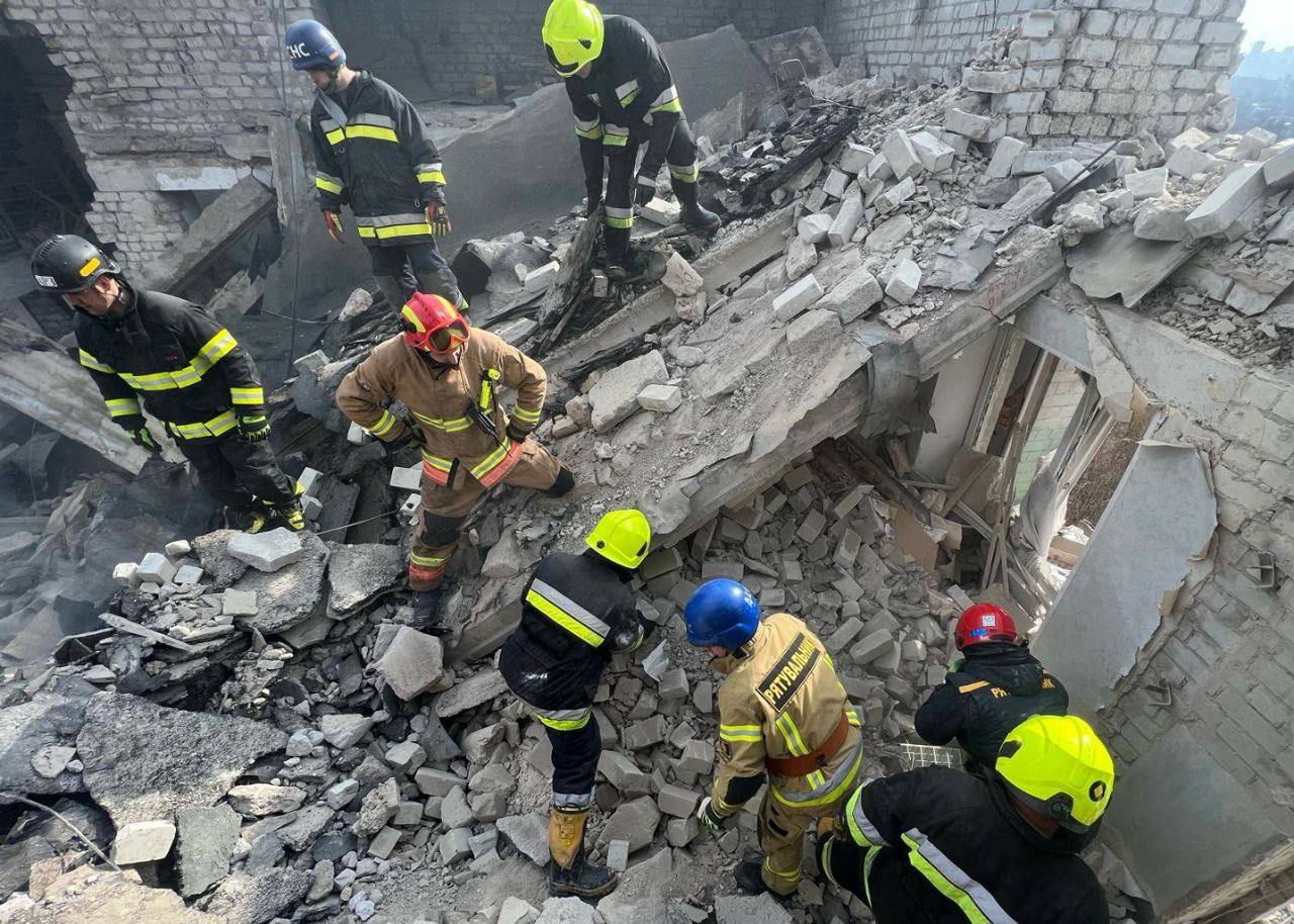 Новости Днепра про Из-под завалов поврежденного дроном дома в Днепре достали тело мужчины