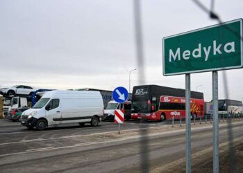 Кордон України з Польшею в пункті Медика-Шегині заблоковано з ранку | АВТО НОВИНИ |