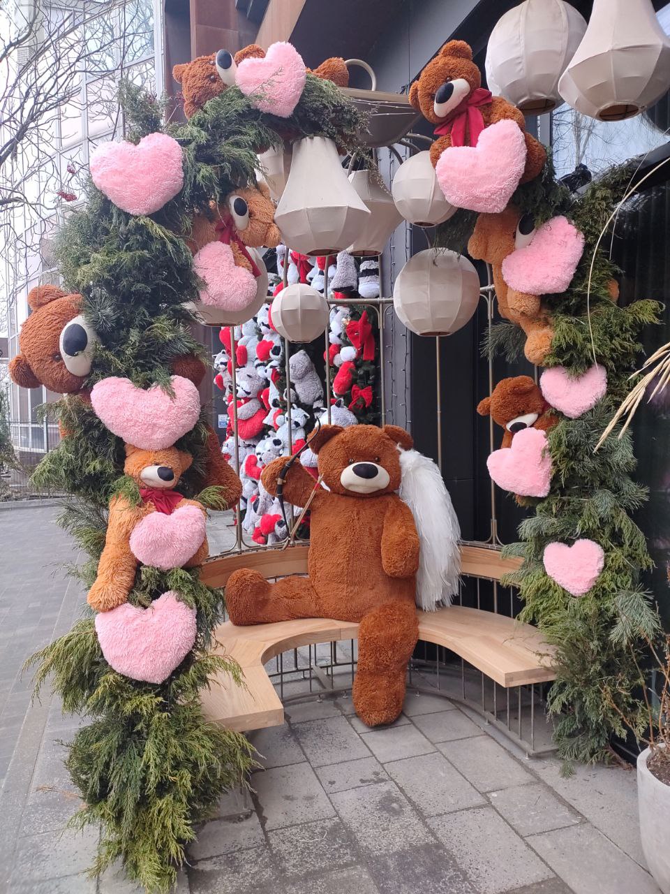 Новости Днепра про Лемуры, мишка с крыльями и Эйфелева башня: ТОП фотолокаций ко Дню святого Валентина в Днепре (ФОТО)