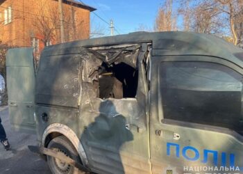 На Дніпропетровщині окупанти поцілили безпілотником по поліцейському автомобілю |  Дніпро