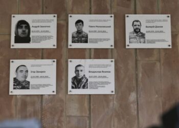 На фасаді львівської школи відкрили п’ять меморіальних таблиць полеглим захисникам