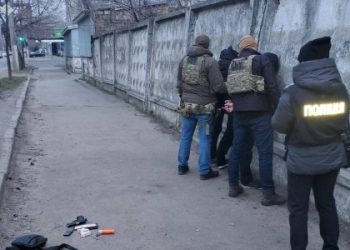 Одесит напав на бізнесмена і забрав 50 тис. доларів призначених для ЗСУ