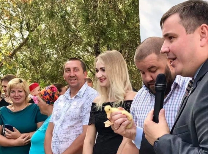 Юрій Гусєв роздає каченят