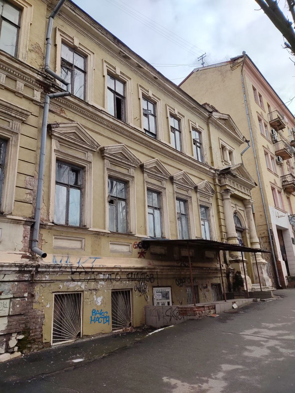 Новости Днепра про Старинный дом на центральном проспекте Днепра хотят превратить в гостиницу: как здание выглядит сейчас (ФОТО)