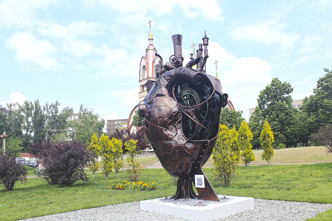 Новости Днепра про ТОП-8 арт-объектов в Днепре, которые помогут исполнить желание: собака, кресло, узел и сердце