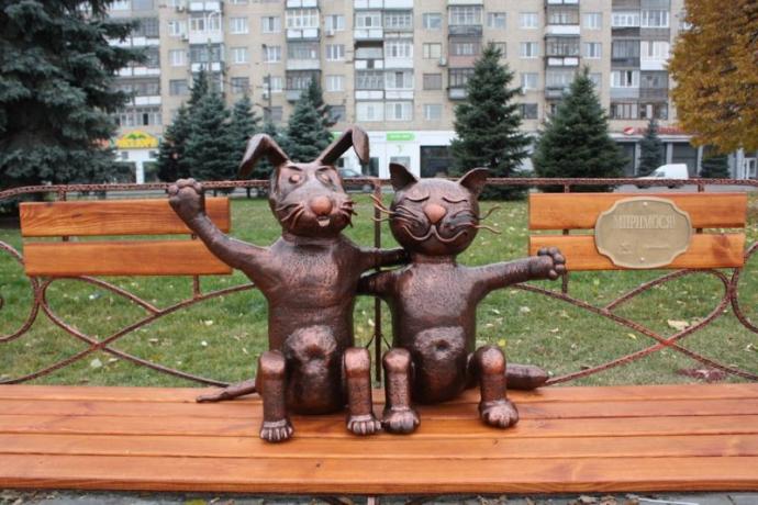 Новости Днепра про ТОП-8 арт-объектов в Днепре, которые помогут исполнить желание: собака, кресло, узел и сердце