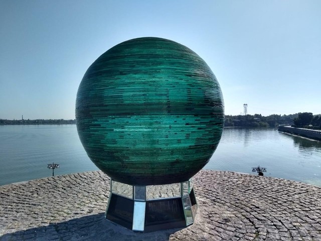 Новости Днепра про ТОП-8 арт-объектов в Днепре, которые помогут исполнить желание: собака, кресло, узел и сердце