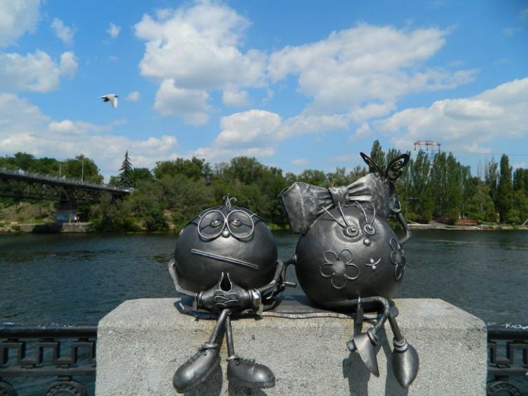 Новости Днепра про ТОП-8 арт-объектов в Днепре, которые помогут исполнить желание: собака, кресло, узел и сердце