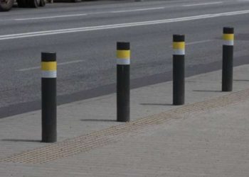 У Дніпрі у провулку Крушельницької вандали пошкодили антипаркувальні стовпчики | АВТО НОВИНИ |