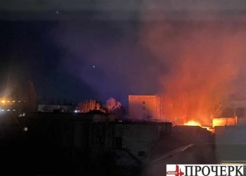 Уночі в Черкасах згоріла безгосподарча споруда і сміття поряд — Новости Черкасс