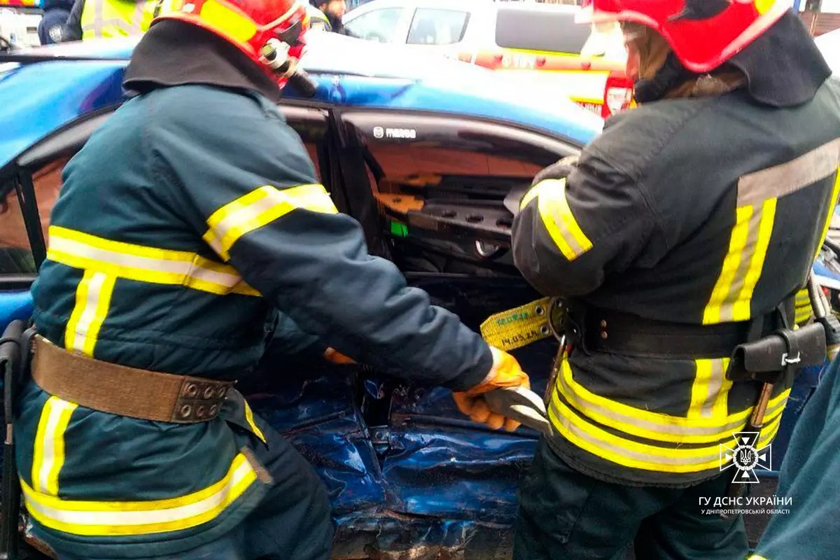 Новости Днепра про В авто заблокировало ребенка: на Днепропетровщине столкнулись Ford и Маzda