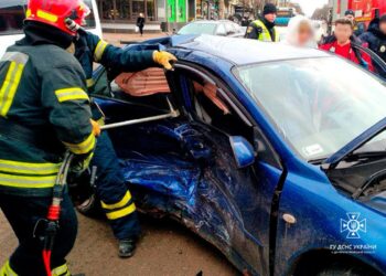 В авто заблокировало ребенка: на Днепропетровщине столкнулись Ford и Маzda – Дніпро