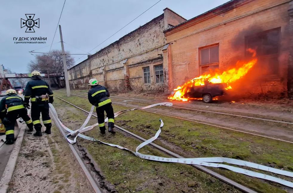Новости Днепра про В Днепре на Академика Белелюбского неожиданно вспыхнул автомобиль