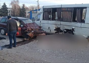 В Днепре на Зимних Походов машина на скорости влетела в маршрутку с пассажирами: есть пострадавшие – Дніпро