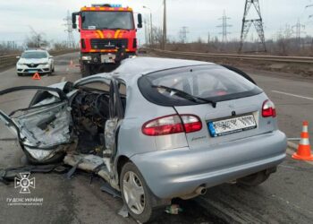В Кривом Роге столкнулись фура и Daewoo: водителя зажало в легковушке (ФОТО) – Дніпро