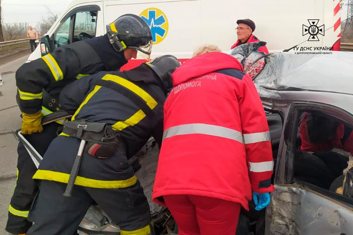Новости Днепра про В Кривом Роге столкнулись фура и Daewoo: водителя зажало в легковушке (ФОТО)