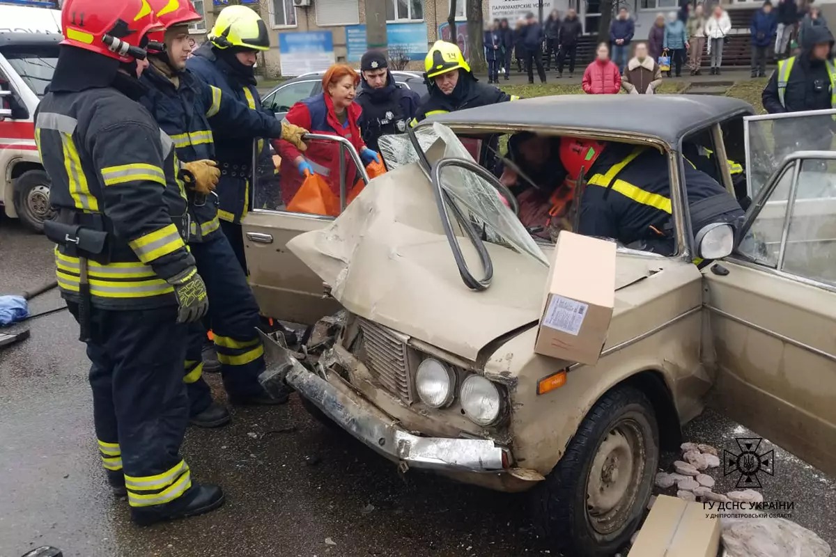 Новости Днепра про В Кривом Роге столкнулись ВАЗ и фура: водителя и 15-летнюю пассажирку легковушки зажало в салоне
