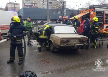 В Кривом Роге столкнулись ВАЗ и фура: водителя и 15-летнюю пассажирку легковушки зажало в салоне – Дніпро