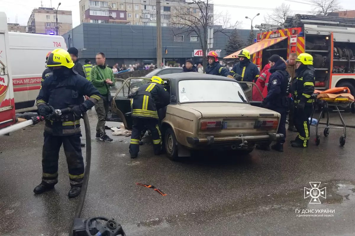 Новости Днепра про В Кривом Роге столкнулись ВАЗ и фура: водителя и 15-летнюю пассажирку легковушки зажало в салоне