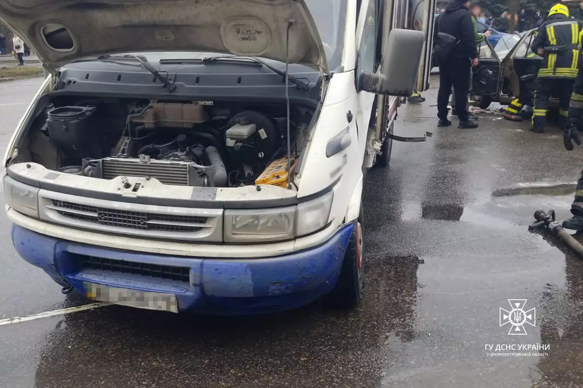 Новости Днепра про В Кривом Роге столкнулись ВАЗ и фура: водителя и 15-летнюю пассажирку легковушки зажало в салоне