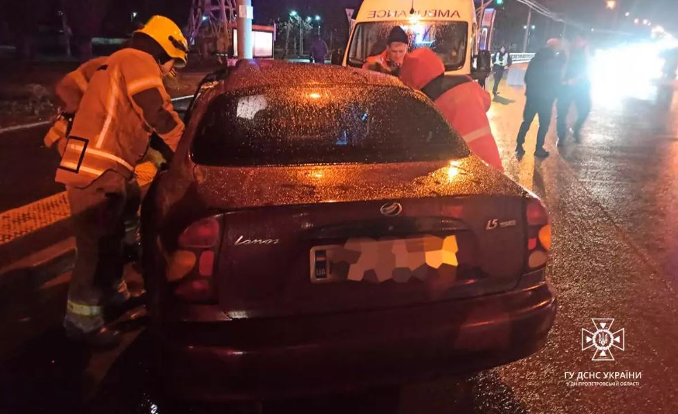 Новости Днепра про В Кривом Роге водителя вырезали из Daewoo: его легковушка влетела в маршрутку