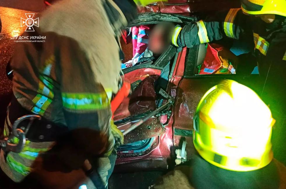 Новости Днепра про В Кривом Роге водителя вырезали из Daewoo: его легковушка влетела в маршрутку