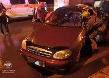 В Кривом Роге водителя вырезали из Daewoo: его легковушка влетела в маршрутку – Дніпро