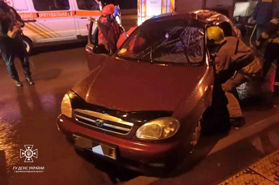 Новости Днепра про В Кривом Роге водителя вырезали из Daewoo: его легковушка влетела в маршрутку