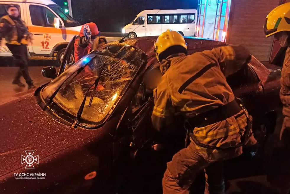 Новости Днепра про В Кривом Роге водителя вырезали из Daewoo: его легковушка влетела в маршрутку