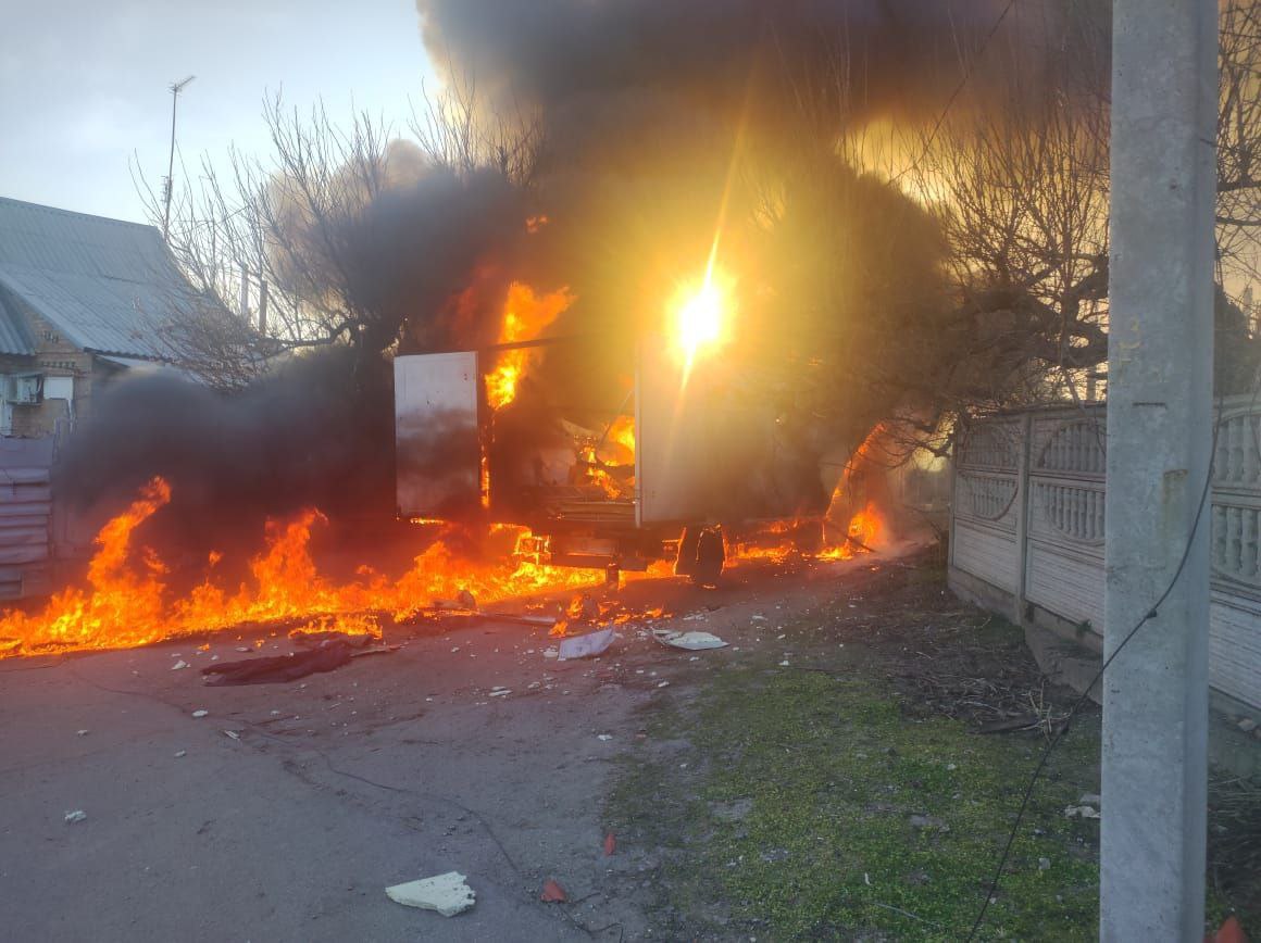 Новости Днепра про В Никополе из-за попавшего в салон дрон-камикадзе дотла сгорел грузовик