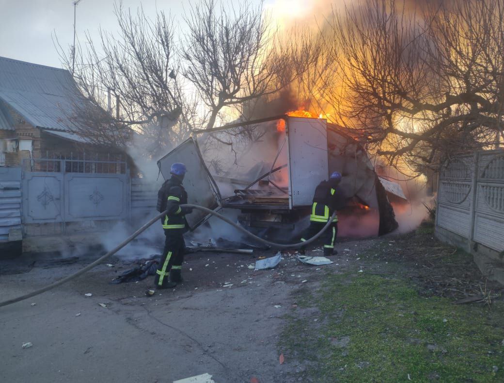 Новости Днепра про В Никополе из-за попавшего в салон дрон-камикадзе дотла сгорел грузовик