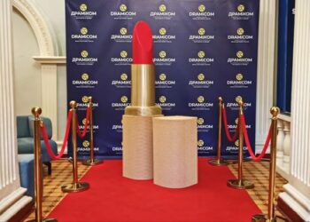 В театре Днепра появилась огромная помада размером с человека (ФОТО) – Дніпро