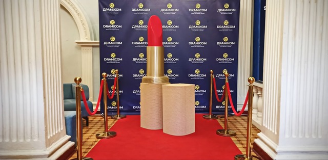 Новости Днепра про В театре Днепра появилась огромная помада размером с человека (ФОТО)