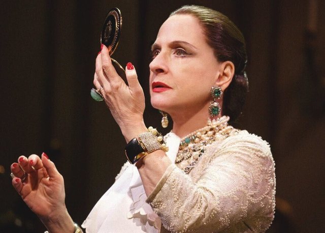 Новости Днепра про В театре Днепра появилась огромная помада размером с человека (ФОТО)