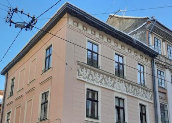 Відреставрували горельєфи на фасаді історичної львівської кам’яниці. Фото до та після