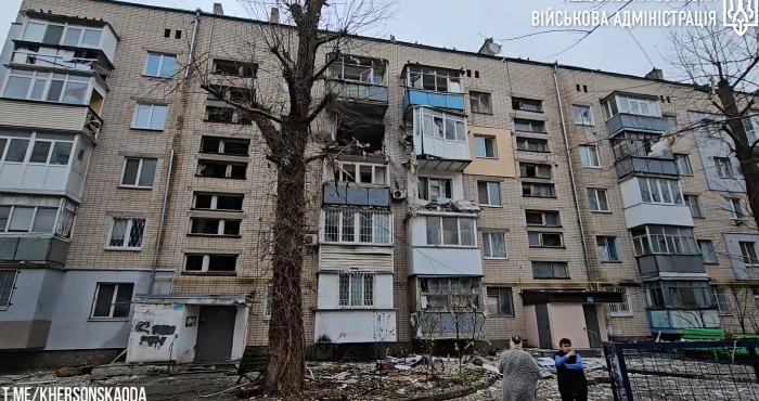 Наслідки обстрілу житлового будинку в Херсоні російськими військами. Скріншот відео Херсонської ОВА