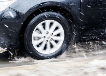 Занесення автомобіля: експерт Swift Motors дав пораду, яка може врятувати життя | АВТО НОВИНИ |