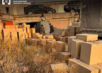 Житель Днепра хранил у себя на складе 127 тысяч пачек нелегальных сигарет – Дніпро