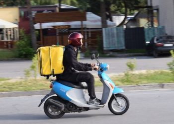 Житель Днепра украл у курьера «Глобо» мопед, пока тот доставлял продукты – Дніпро