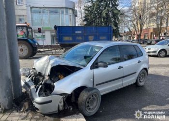 18-річна кермувальниця автомобіля Volkswagen Polo спозаранку вʼїхала у рекламну підпору — Новости Черкасс