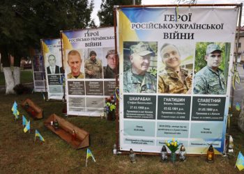 Банери з портретами Героїв пошкодив вітер у Козові, фото